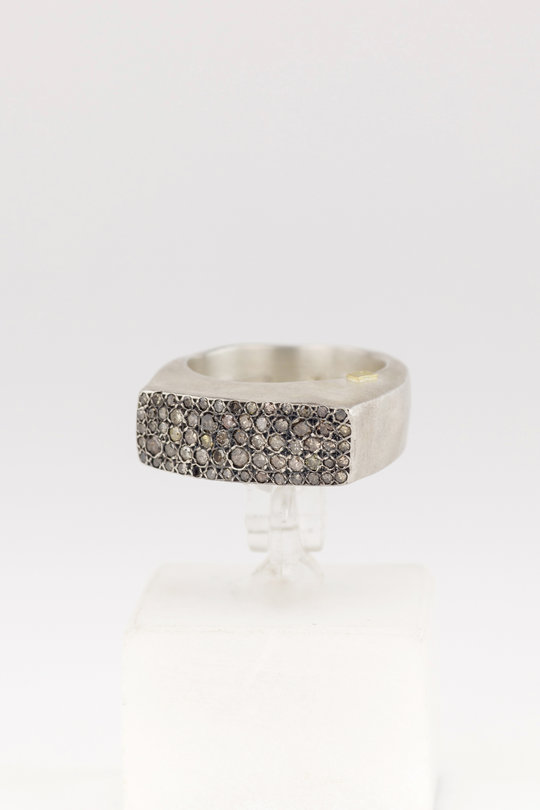 Ring 8 Silber mit grauen Diamantensplittern, Rosa Maria Jewellery