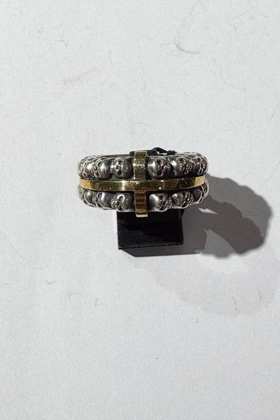 Ring TRI256 Narrow multiple skull ring silber/gold, Tobias Wistisen