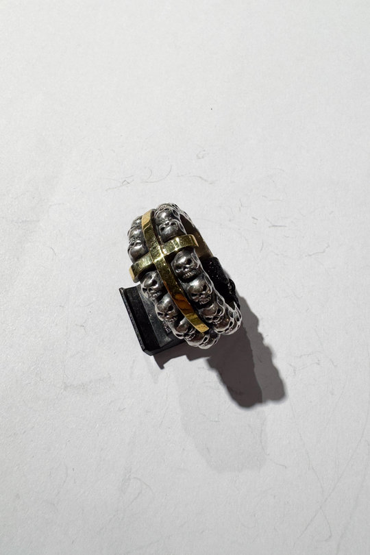 Ring TRI256 Narrow multiple skull ring silber/gold, Tobias Wistisen